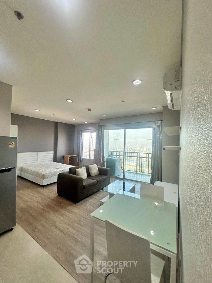 picture Studio Condo at Intro Phaholyothin-Pradipat near MRT Kamphaeng Phet (ID 1953739) - 7/15