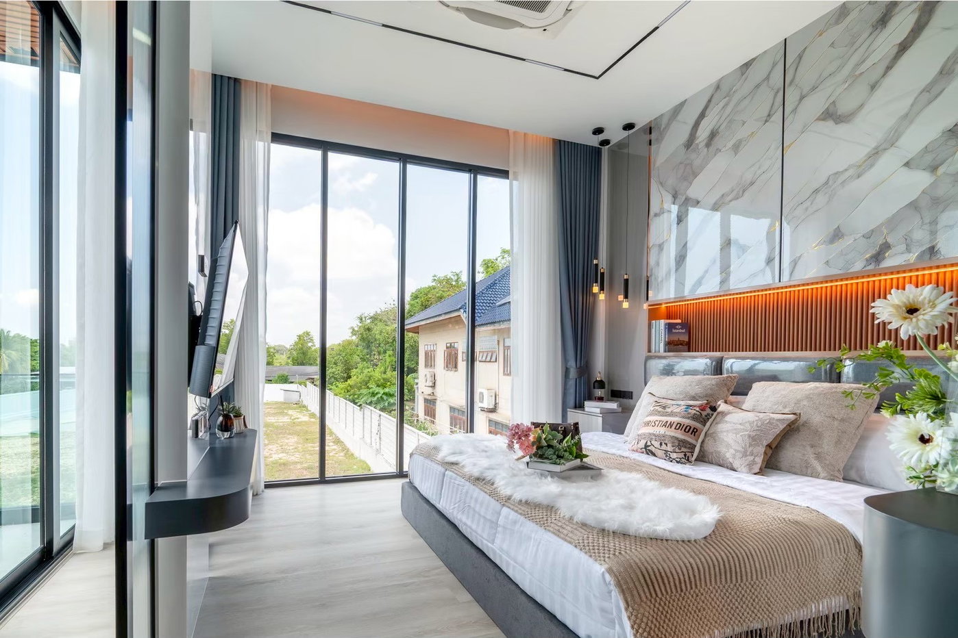 picture Luxury Pool Villa for Sale Mabprachan East Pattaya - 14/28