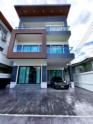 Houses for rent BTS Phra Khanong : WS7889 🏡✨ 3-story detached house for rent, Sukhumvit 65, near BTS Ekkamai ✨🏡 Only 150,000 baht/month