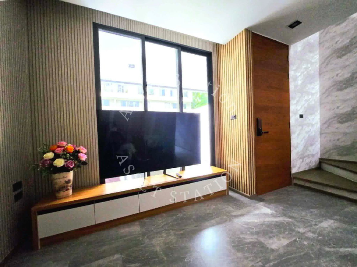 รูป 🏡✨ ให้เช่า! THER Ladprao 93 ทาวน์โฮมหรู 3 ชั้นครึ่ง หลังใหม่ ราคาดี 🚆💛 ใกล้รถไฟฟ้าสายสีเหลือง สถานีมหาดไทย - รูปที่ 4/19
