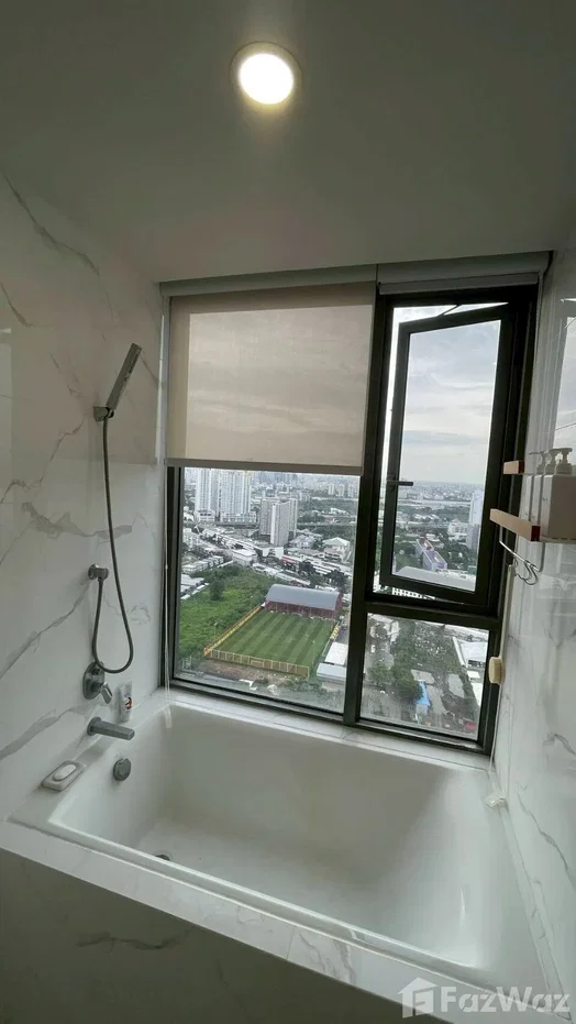 picture Corner unit with large windows taking natural light and city views 1895772 - 10/10