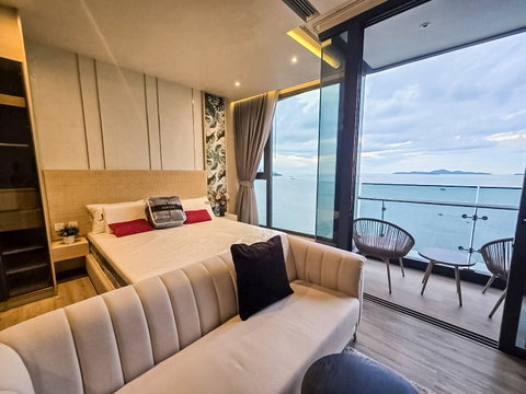 Arom Wongamat 1 Bedroom Condo for Rent High Floor Sea View