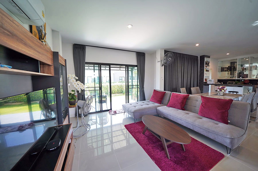 picture 2-Storey Detached House for Rent in a Secure Residential Project - 3/18