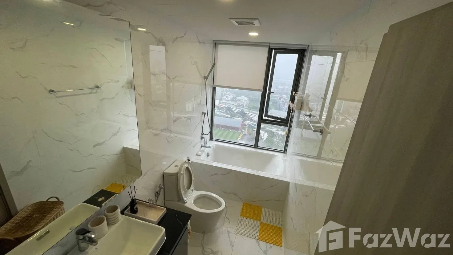 picture Corner unit with large windows taking natural light and city views 1895772 - 5/10