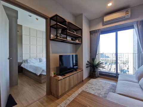 🏙️✨ FOR RENT: Whizdom Connect Sukhumvit — HIGH-FLOOR MODERN CITY LIVING!  💰 Rental Price: 15,000 THB/month | 📲 Line ID: @condobkk (with @)  
