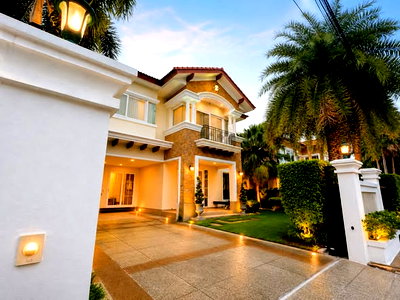 Houses for rent Charoen Thai Post Office Chiang Mai :  Two storey house for rent with 3 bedrooms,4 toilets and 1 kitchen. 