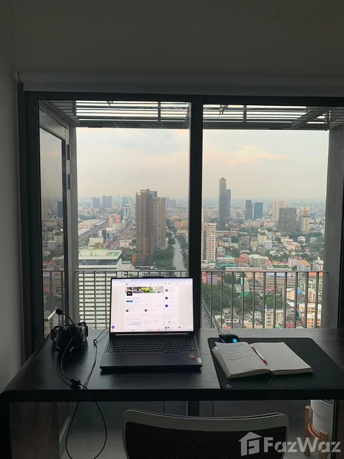 picture Corner unit with large windows taking natural light and city views 1895772 - 9/10