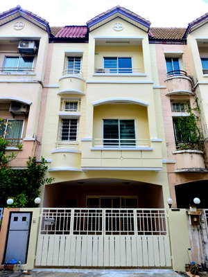 Townhouses for sale วิทยาลัยมิชชั่น : [FOR SALE] Renovated 3-Story Townhouse – Warinthon Village, Soi Satsana 5 (Near Victory Monument)