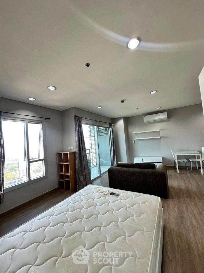 picture Studio Condo at Intro Phaholyothin-Pradipat near MRT Kamphaeng Phet (ID 1953739) - 5/15