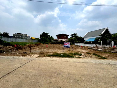 Land for sale Phet Kasem Road : Land for sale in Phetkasem area, Nong Khaem district. Size: 113.80 sq.wa. (approximately 452.2 sq.m.). Located on Soi Phetkasem 77, 