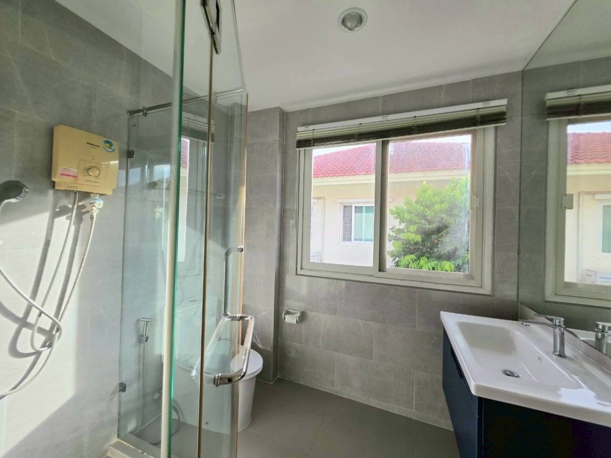 รูป ขายด่วน! บ้านสภาพดีมาก 83.4 ตรว. ที่จอดรถ 4 คัน พร้อมเฟอร์ฯและเครื่องใช้ไฟฟ้า ห้องครัวใหญ่ - รูปที่ 25/27