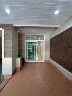 รูป ขายทาวน์เฮ้าส์ม.บ้านวรารักษ์ หน้ากว้าง5.5ม.จอดรถหน้าบ้านในบ้านสบายๆม.บ้านติดถนนใหญ่ - รูปที่ 7/8