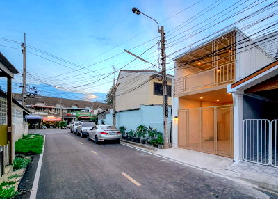 ทาวน์โฮม นนทบุรี : 🏡 หมู่บ้านร่มเงาไม้ (ซอยวัดลาดปลาดุก)   บ้านรีโนเวทใหม่ สวยหรู พร้อมเข้าอยู่ทันที ✨