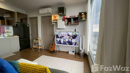 Corner unit with large windows taking natural light and city views 1895772
