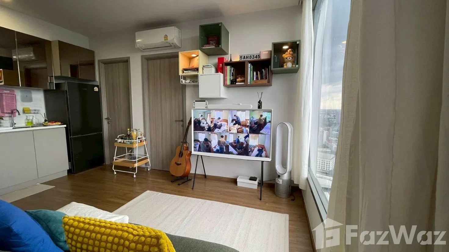picture Corner unit with large windows taking natural light and city views 1895772 - 1/10