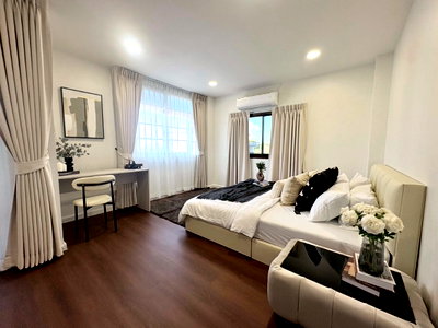 Home office for rent MRT Huai Khwang : 🌿 Newly Renovated Townhouse in Ratchadanivej | Pet-Friendly 🐾 | Near 🚇 MRT Ratchadaphisek | 400 SQ.M. Living Space ✨🏡