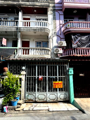 Townhouses for sale Bangkok : For Sale: 3-Storey Townhouse in Pairoj Village, 20 sq. wah, 4 Bedrooms, 3 Bathrooms
