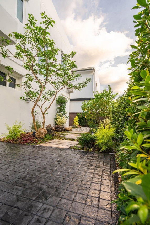 picture Spacious 2-Storey Detached House for Rent - 20/20
