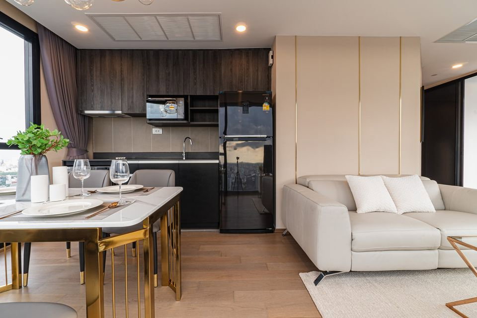 รูป Ashton Chula Silom【𝐒𝐄𝐋𝐋 & 𝐑𝐄𝐍𝐓】🔥 ห้องโมเดิร์นแบบอลัง 2 ห้องนอน เครื่องใช้ครบ ห้องนั่งเล่นเห็นวิวเมืองกรุง 🔥 ติดต่อไลน์ไอดี: @hacondo - รูปที่ 8/8