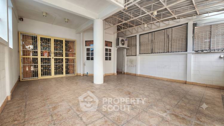 รูป ทาวน์เฮ้าส์ 3-ห้องนอน ใน บางโพงพาง (ID 3030179) - รูปที่ 2/10