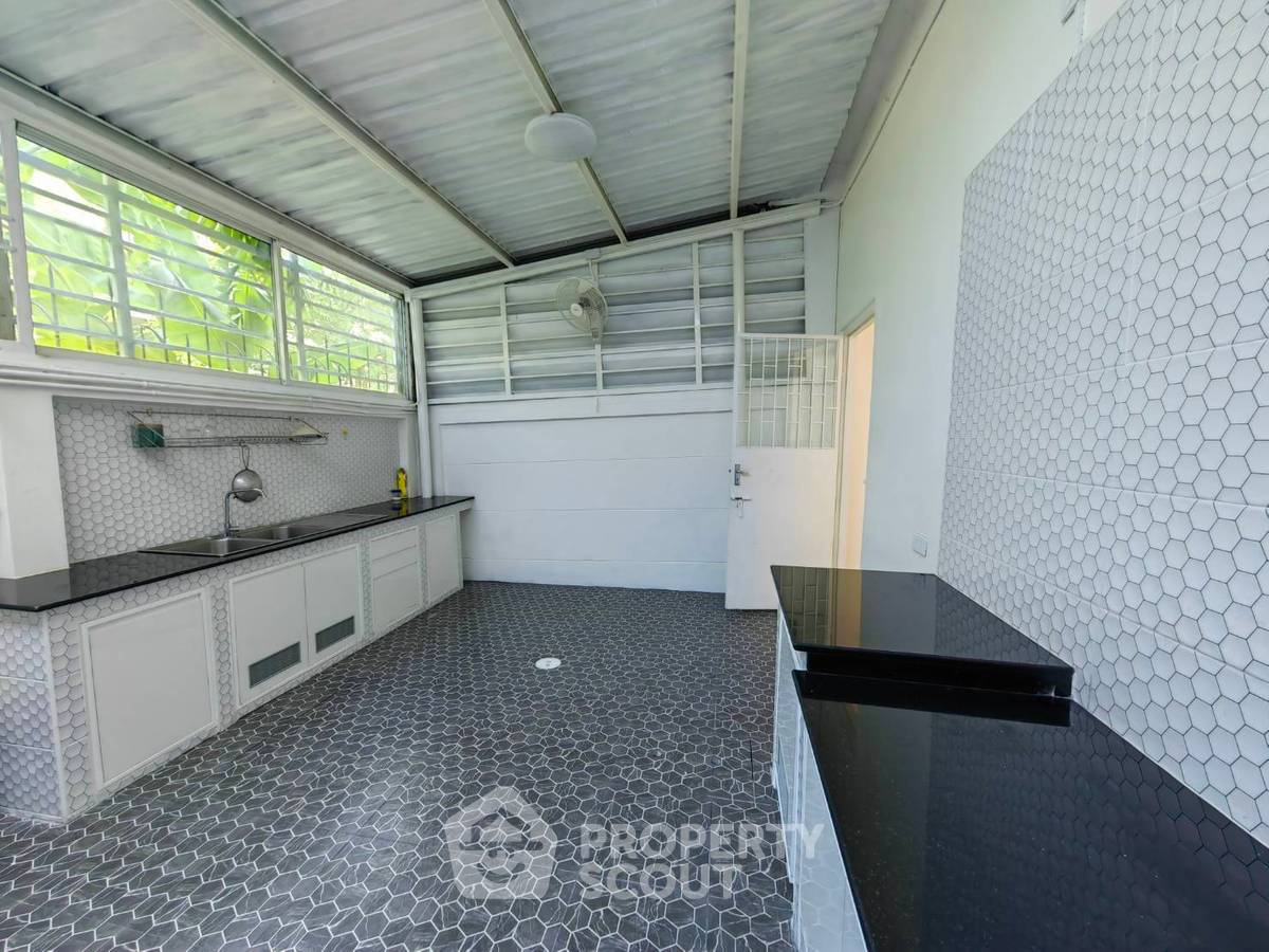 รูป ทาวน์เฮ้าส์ 4-ห้องนอน ใกล้ ลาซาล (ID 3029003) - รูปที่ 4/24