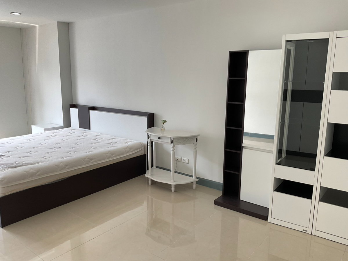 รูป ให้เช่า รีเจ้นท์โฮม 10 แจ้งวัฒนะ ห้องสูท ห้องมุม ทาสีใหม่ Regent Home 10 Changwattana พร้อมเฟอร์นิเจอร์เครื่องใช้ไฟฟ้า ติดถนนใหญ่ห่างBTS-สายสีเขียว - รูปที่ 2/18
