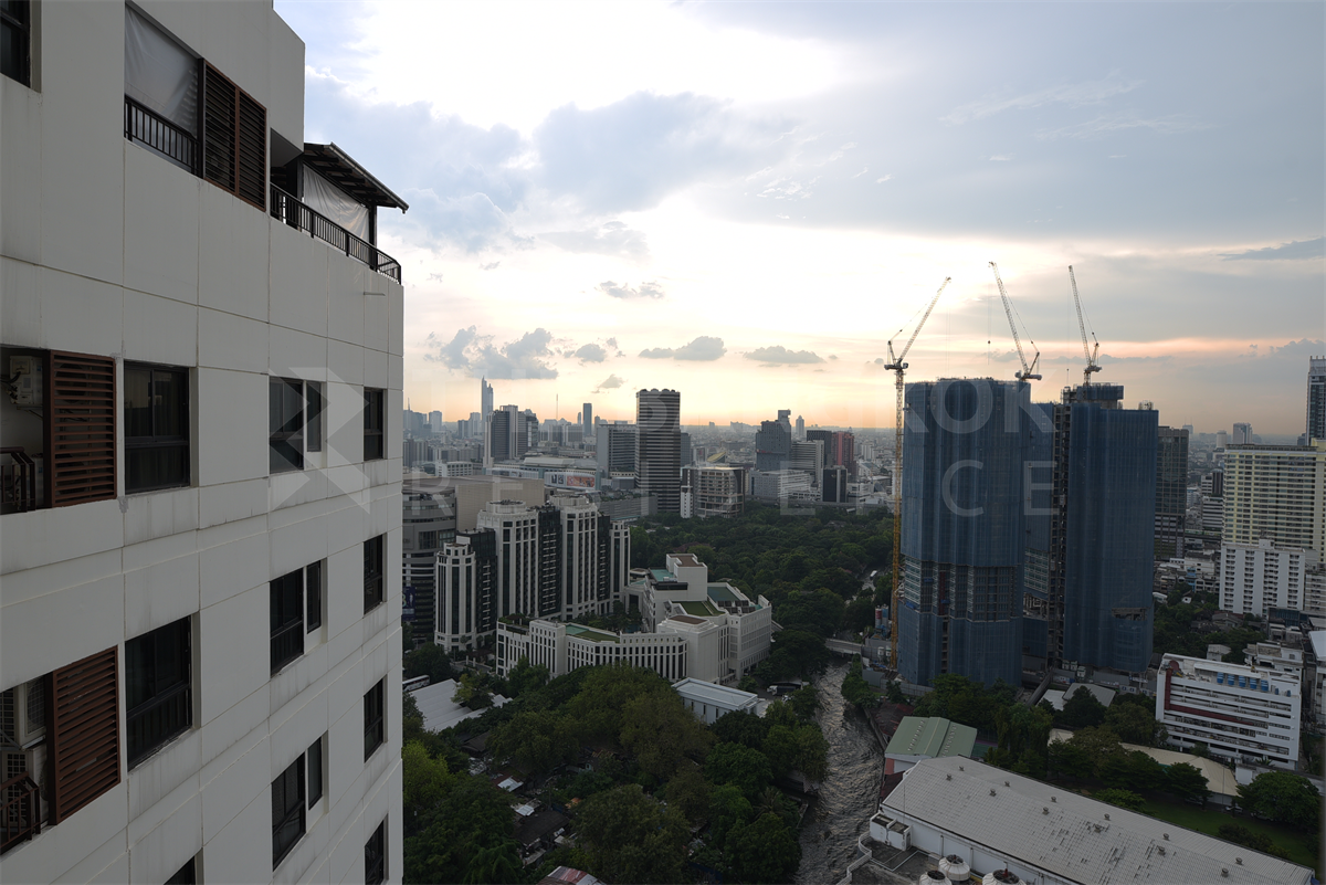 picture Grand Diamond Condominium  Move-in Ready, Just Bring Your Stuff - 8/10