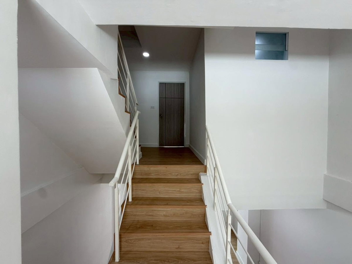 รูป บ้าน 4 ชั้นเล่นระดับ ใกล้ สถานีปากเกร็ด ติวานนท์ แจ้งวัฒนะ รีโนเวทใหม่ทั้งหลัง - รูปที่ 25/44