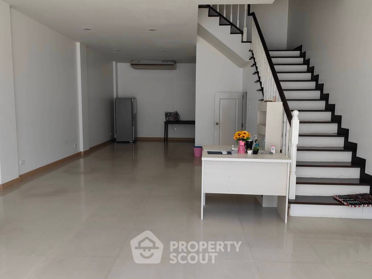 รูป ทาวน์เฮ้าส์ 4-ห้องนอน ใกล้ ลาซาล (ID 3029003) - รูปที่ 3/24