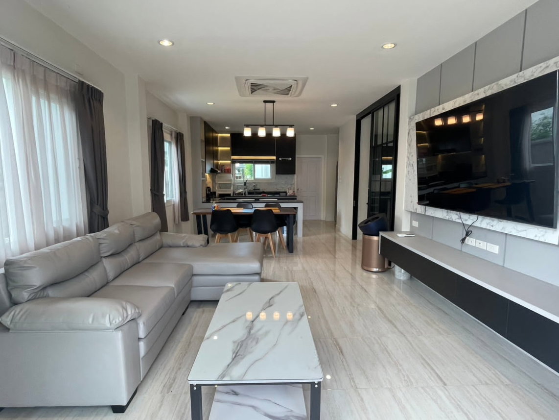 picture Spacious 2-Storey Detached House for Rent - 2/20