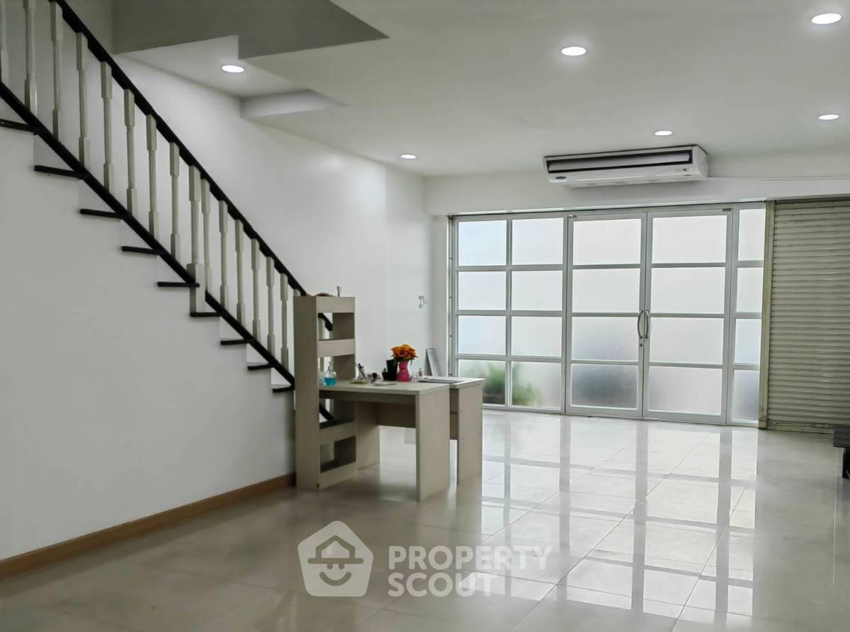 รูป ทาวน์เฮ้าส์ 4-ห้องนอน ใกล้ ลาซาล (ID 3029003) - รูปที่ 2/24