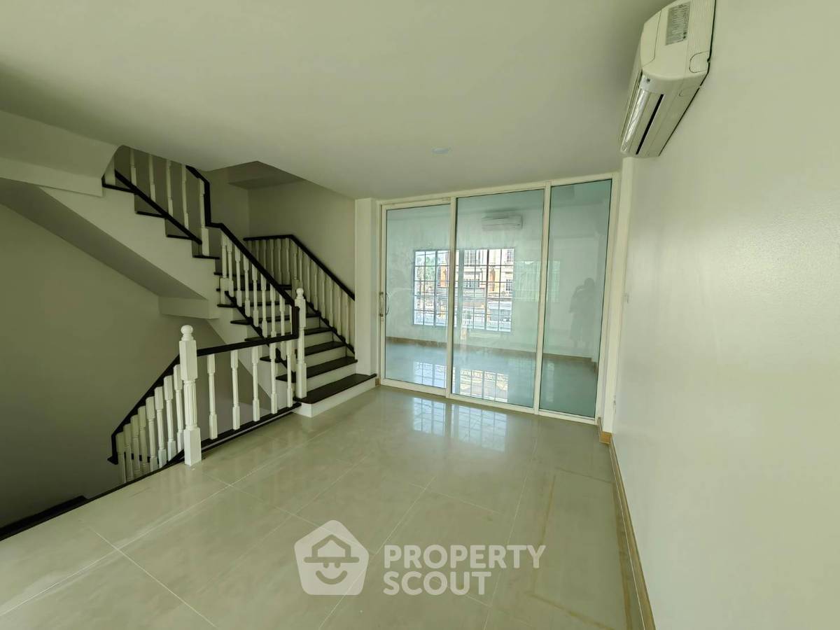 รูป ทาวน์เฮ้าส์ 4-ห้องนอน ใกล้ ลาซาล (ID 3029003) - รูปที่ 5/24