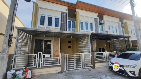 รูปภาพ 🏡 ให้เช่าทาวน์โฮม 2 ชั้น Golden Town ศรีนครินทร์ – สุขุมวิท 4 ห้องนอน 2 ห้องน้ำ บ้านหลังมุม พื้นที่กว้าง เป็นส่วนตัว ลมดี แสงธรรมชาติเข้าถึง
