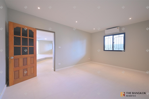 Ultimate Luxury Lifestyle with Convenience Premier Condominium near BTS Phrom Phong
