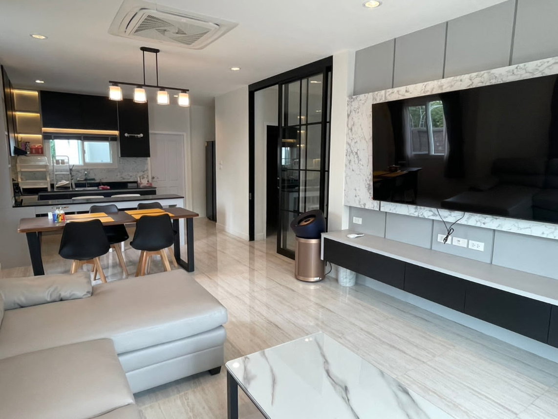 picture Spacious 2-Storey Detached House for Rent - 3/20