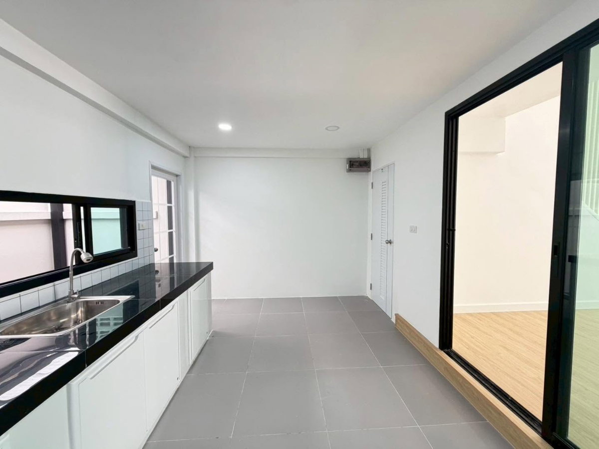 รูป บ้าน 4 ชั้นเล่นระดับ ใกล้ สถานีปากเกร็ด ติวานนท์ แจ้งวัฒนะ รีโนเวทใหม่ทั้งหลัง - รูปที่ 15/44
