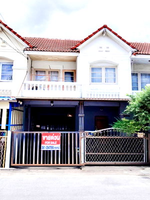 Townhouses for sale Rom Klao Road : Two-story townhouse for sale in Phanasonti 3 Village, Nimitmai Road. Convenient transportation. Suitable for family living.