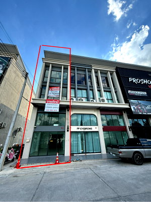 Shophouses for sale Zeer Rangsit : FOR SALE BY OWNER: 3.5-Story Corner Unit Commercial Building Located near Future Park. 