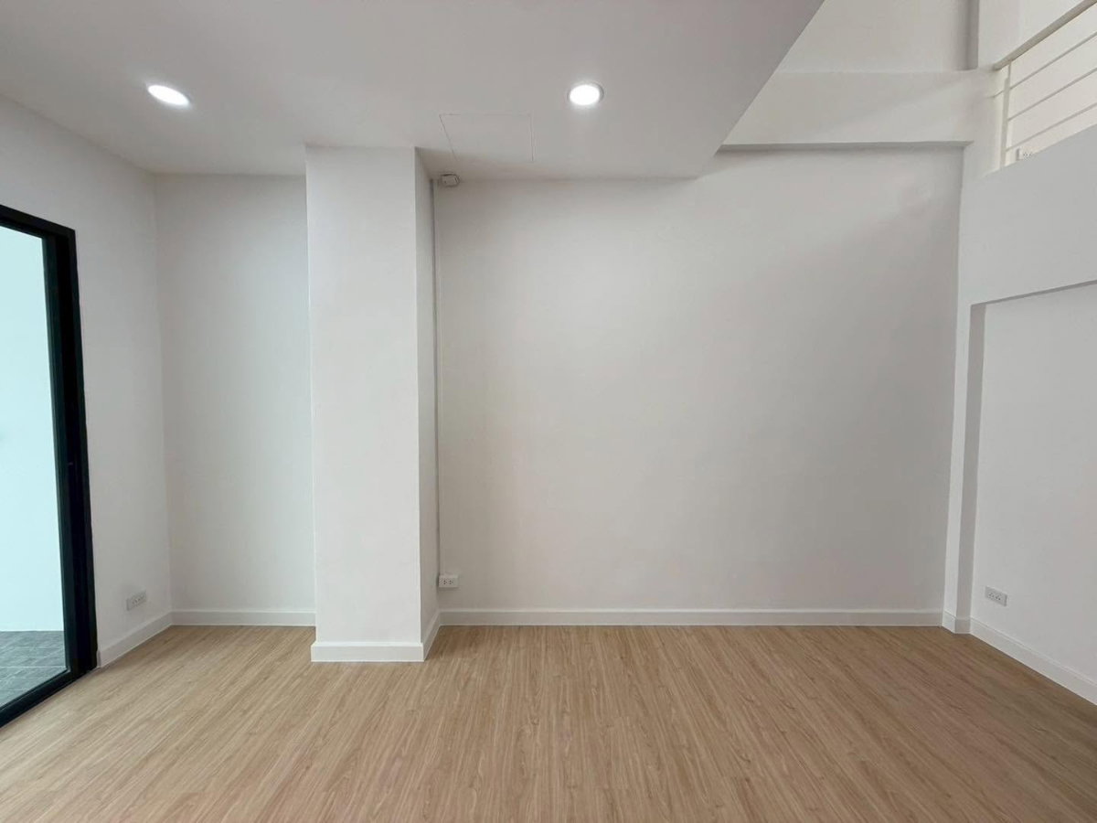 รูป บ้าน 4 ชั้นเล่นระดับ ใกล้ สถานีปากเกร็ด ติวานนท์ แจ้งวัฒนะ รีโนเวทใหม่ทั้งหลัง - รูปที่ 9/44