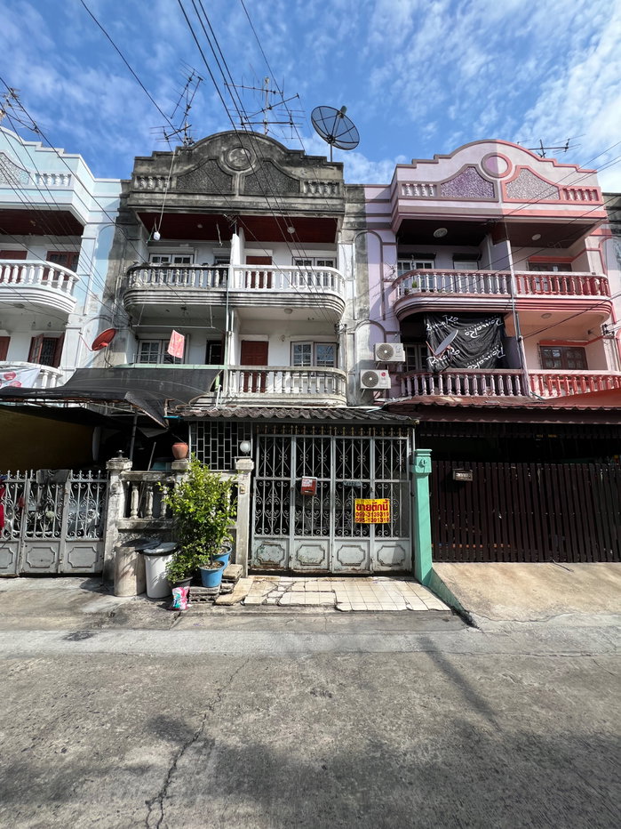 รูป ขายถูกตามสภาพ ทาวน์เฮ้าหมู่บ้านไพโรจน์ 3 ชั้น 20 ตร.ว 4 ห้องนอน 3 ห้องน้ำ - รูปที่ 2/28