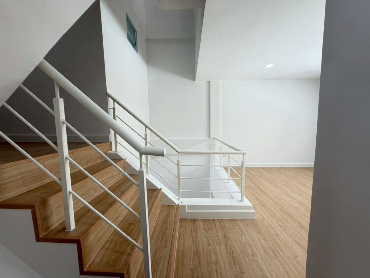 รูป บ้าน 4 ชั้นเล่นระดับ ใกล้ สถานีปากเกร็ด ติวานนท์ แจ้งวัฒนะ รีโนเวทใหม่ทั้งหลัง - รูปที่ 22/44
