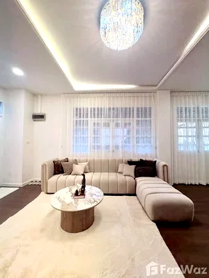 Townhouses for rent Bangkok : 4 Bedroom Townhouse for rent in Sam Sen Nok, Bangkok  6493828