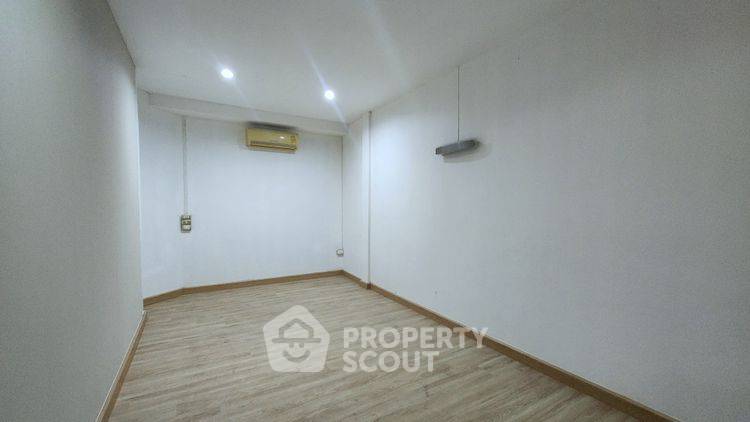 รูป ทาวน์เฮ้าส์ 3-ห้องนอน ใน บางโพงพาง (ID 3030179) - รูปที่ 10/10
