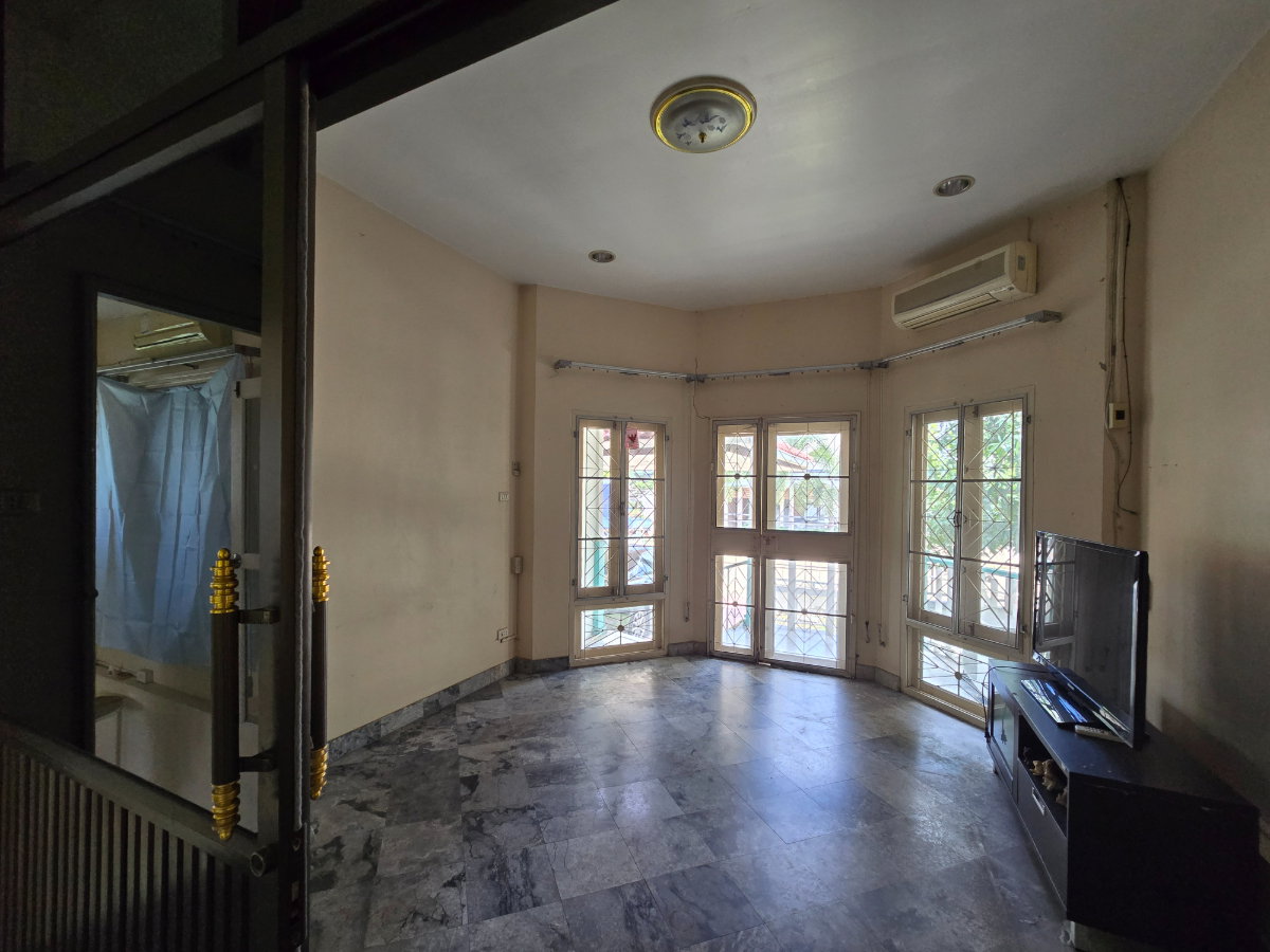 รูป ​ขายตามสภาพ! บ้านพร้อมที่ดิน เดอะลากูน 3 สามโคก ราคาดี เหมาะรีโนเวท - รูปที่ 23/32