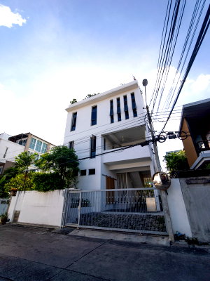 โฮมออฟฟิศ ถนนประชาราษฎร์บำเพ็ญ :  🏢 [ขาย] โฮมออฟฟิศ 4 ชั้น สไตล์โมเดิร์น มินิมอล