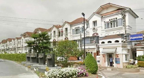 Baan Klang Muang Lat Phrao–Yothin Phatthana Location near the front of the village, easy to enter and exit