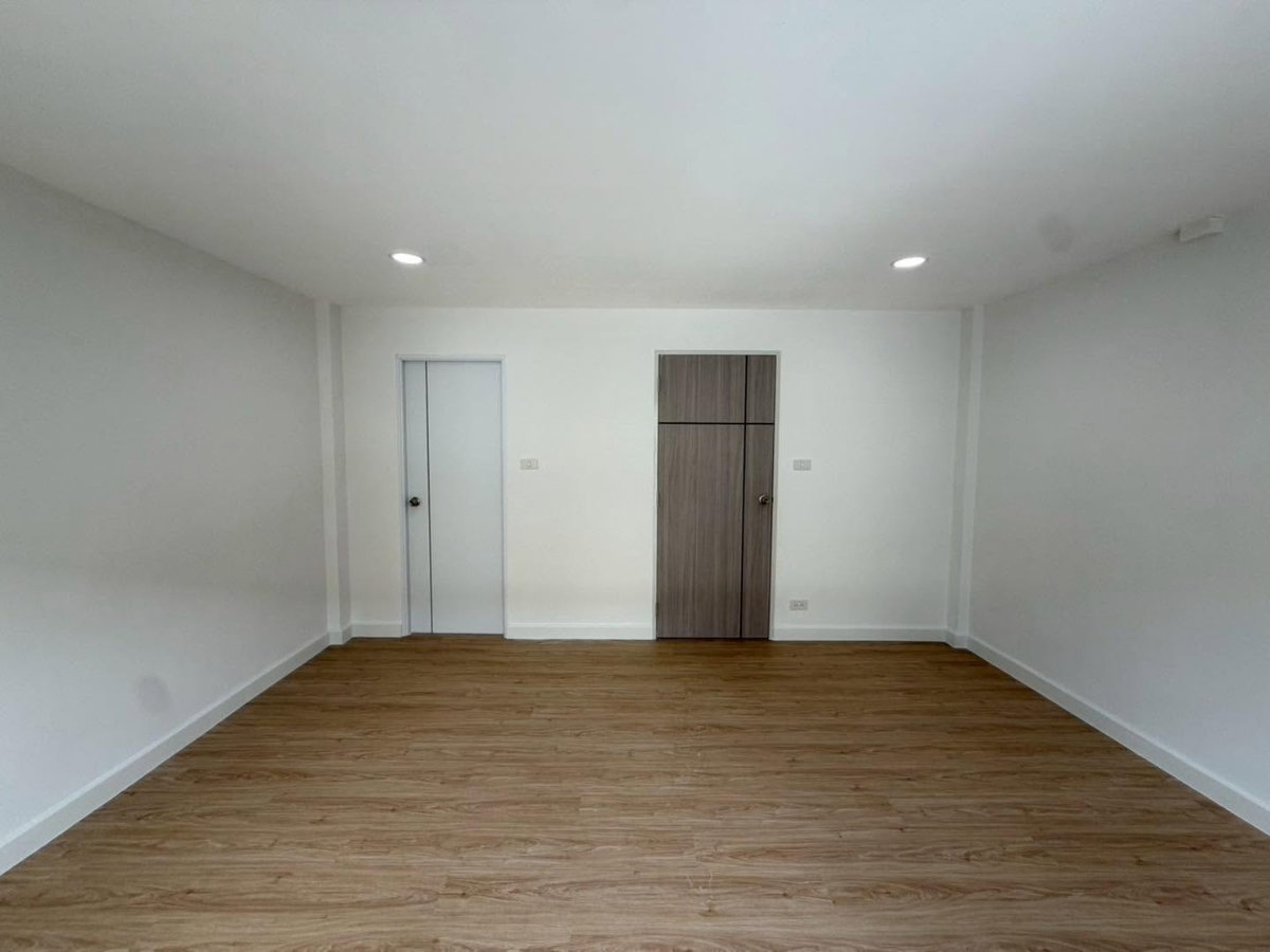 รูป บ้าน 4 ชั้นเล่นระดับ ใกล้ สถานีปากเกร็ด ติวานนท์ แจ้งวัฒนะ รีโนเวทใหม่ทั้งหลัง - รูปที่ 29/44