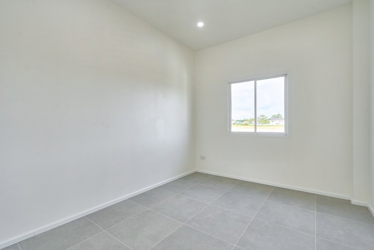 picture Single-Storey Detached House for Sale in a Peaceful Suburban Area - 10/26