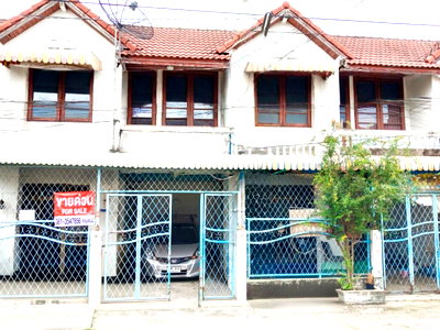 Townhouses for sale Rom Klao Road : Two connected townhouses, ideal for large families, in Phanasonti 3 Village, located on Nimitmai Road.