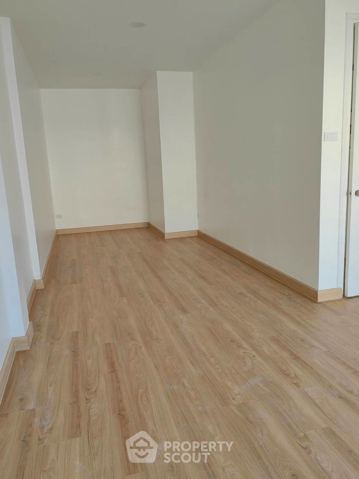 รูป ทาวน์เฮ้าส์ 4-ห้องนอน ใกล้ ลาซาล (ID 3029003) - รูปที่ 12/24